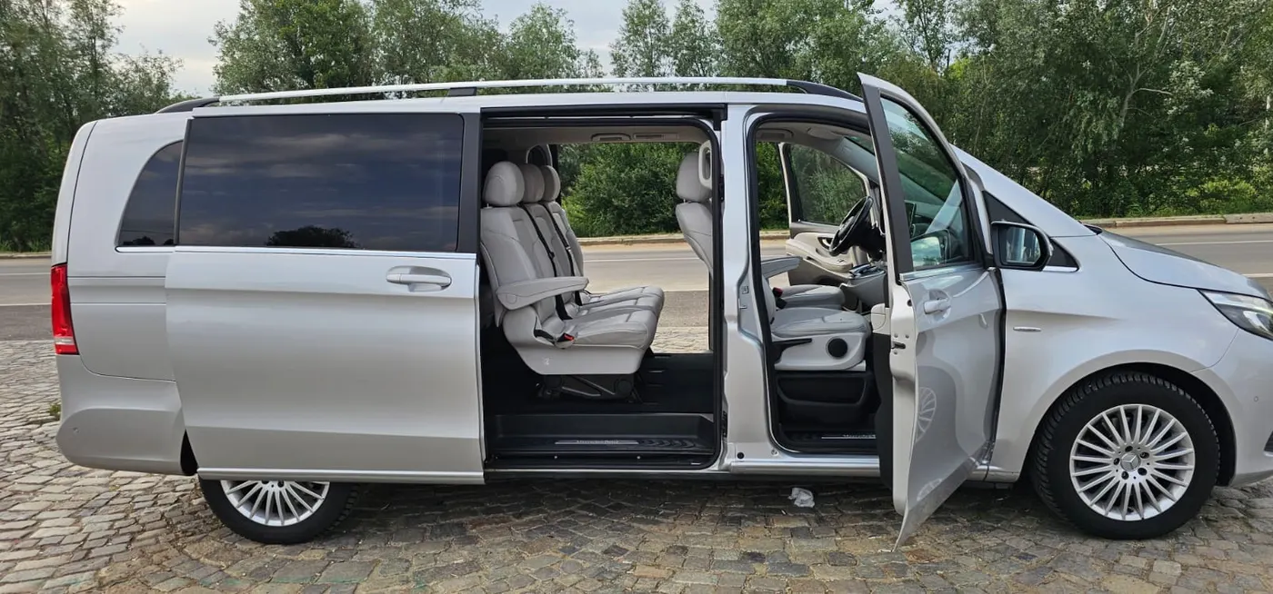Mercedes V-Class Avantgarde argintiu, din profil, cu ușile deschise